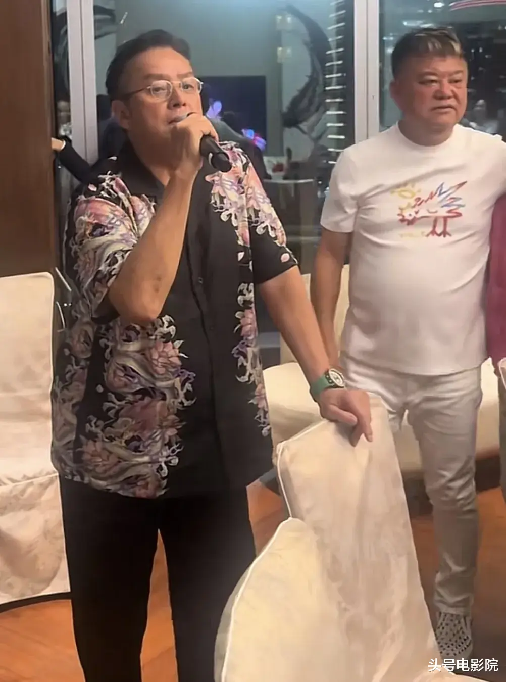 75岁谭咏麟私下视频流出,信息量大!陈百祥左拥右抱,衣服引热议