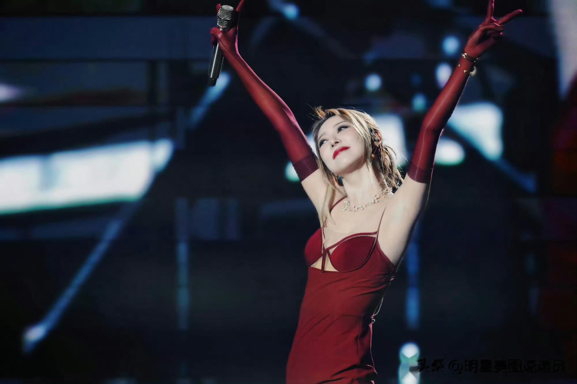 薛凯琪酒红礼裙配长手套献唱，舞台上尽显优雅复古与灵动魅力