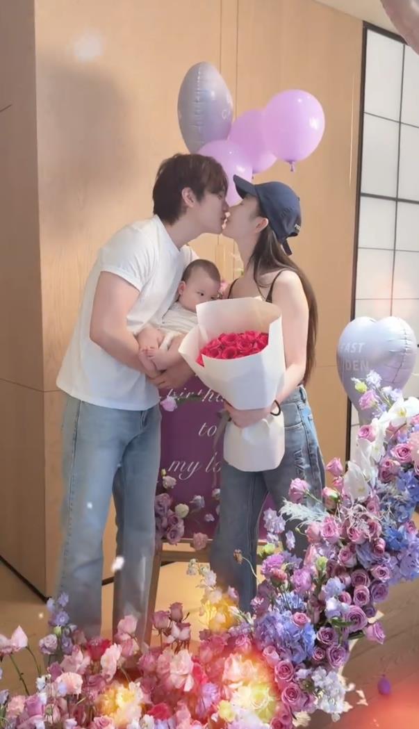 张檬晒一家三口合照为丈夫金恩圣庆生：你当爸爸以后的第一个生日
