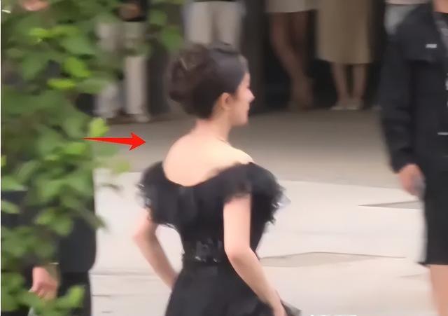 大驼背、躲镜头、鼻尖分家,芭莎这一夜,杨幂的状态和格局全暴露