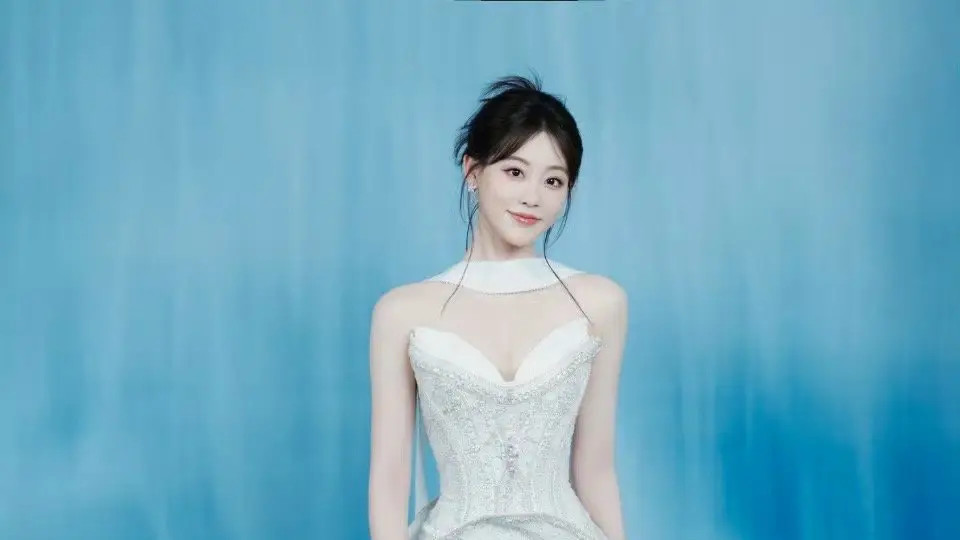 祝绪丹亮相金鸡奖红毯，一袭白裙惊艳全场