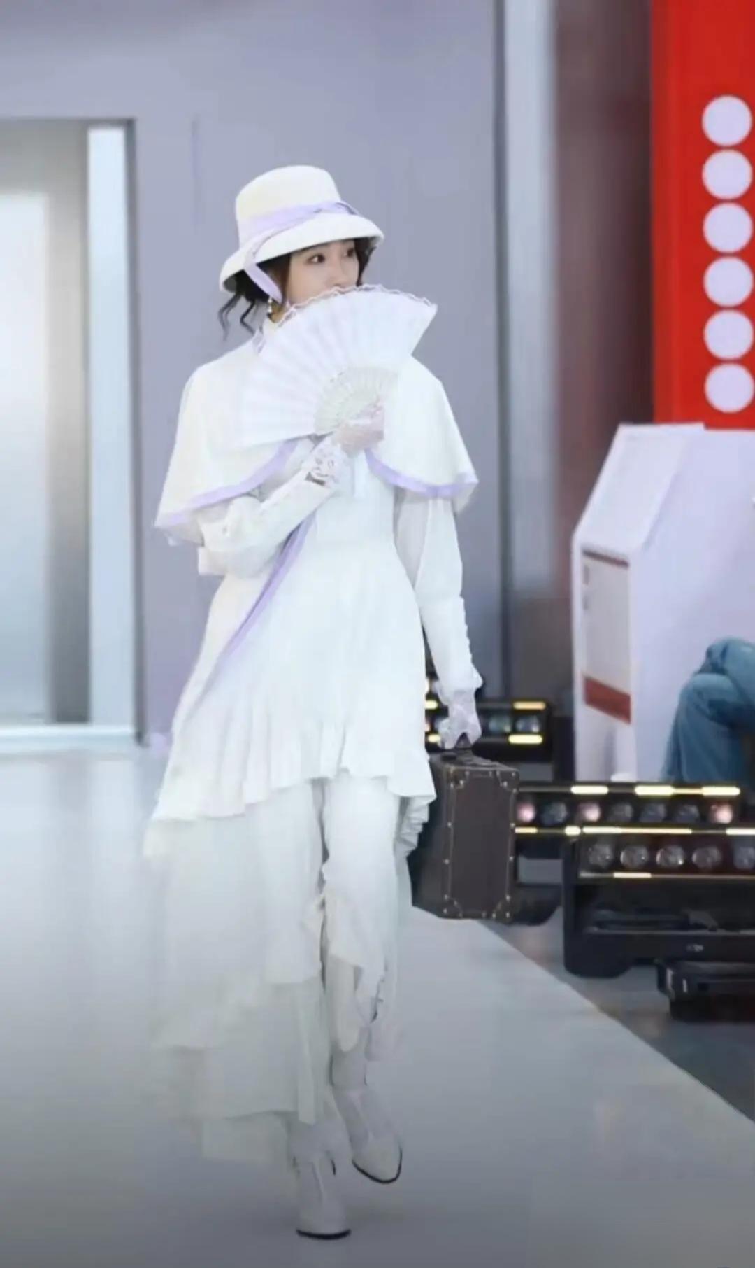 关晓彤双11红毯惊艳亮相,白色洋装配圆顶礼帽复古千金风绝美出圈