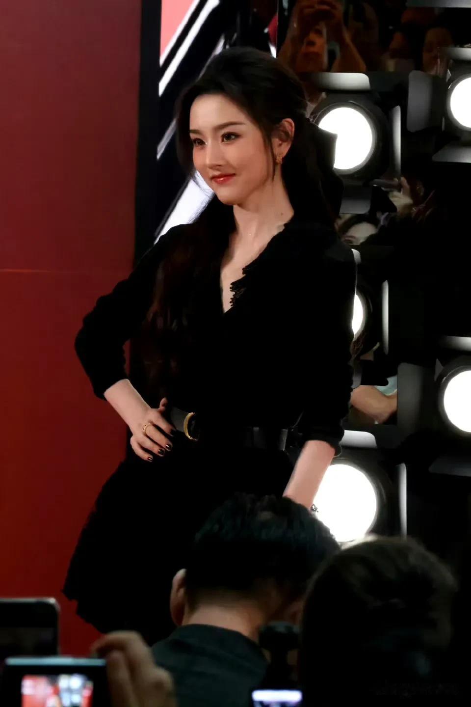 宋祖儿南京活动路透，头身比例太优越了，脸却精致的像洋娃娃