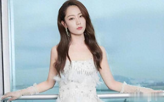 与小3岁男模闪婚，离婚后独自带娃，39岁演《以法之名》惊艳众人