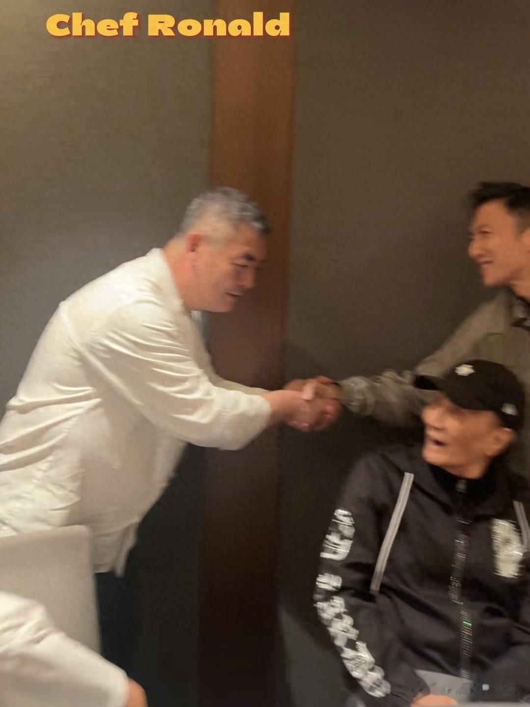 谢霆锋带父母探店，谢贤狄波拉罕见同框，年龄越大反而越重视亲情