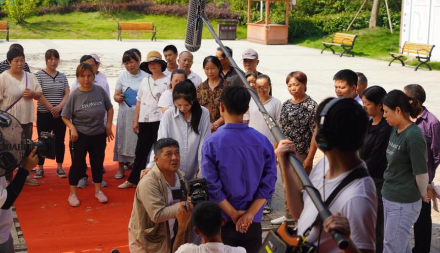 女演员曝假戏真做，指甲断裂，其他演员打人、拖欠工资黑料被扒