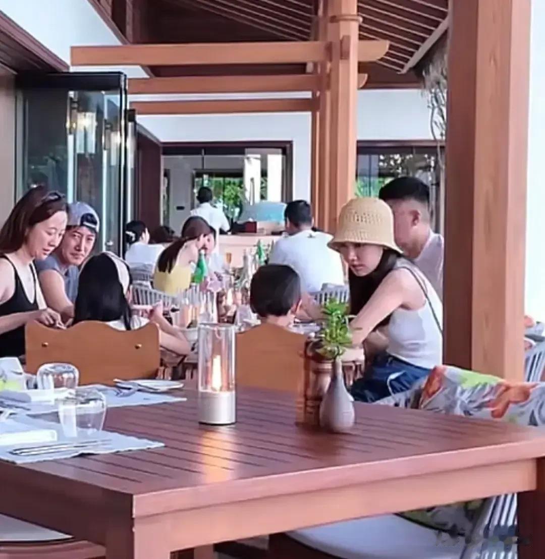 王阳夫妇马尔代夫度假，同框任重一家，高斯状态竟被孙骁骁比下去