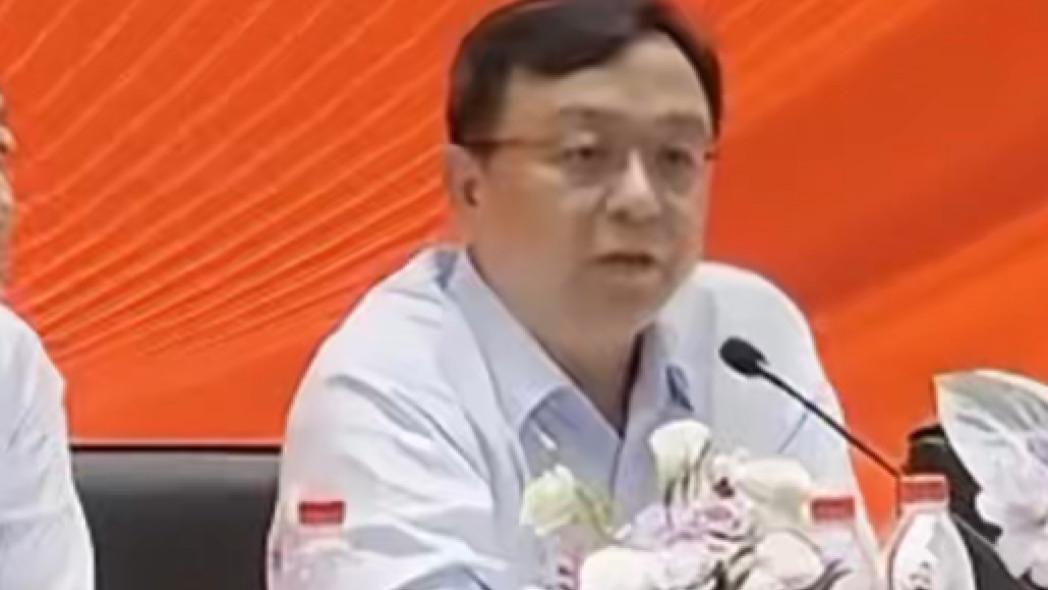 同行们想要比亚迪倒下，但王传福坚持一条路走到黑！