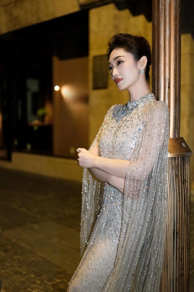 主持人蓝羽亮色宝石礼服显得身材高挑，太迷人了