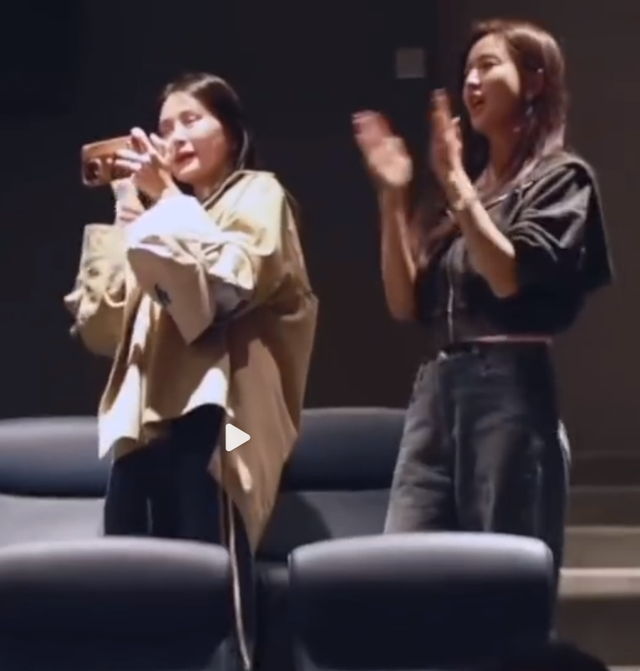 张维伊求婚董璇现场曝光!二人含泪拥吻太感人,关悦佟丽娅都哭了