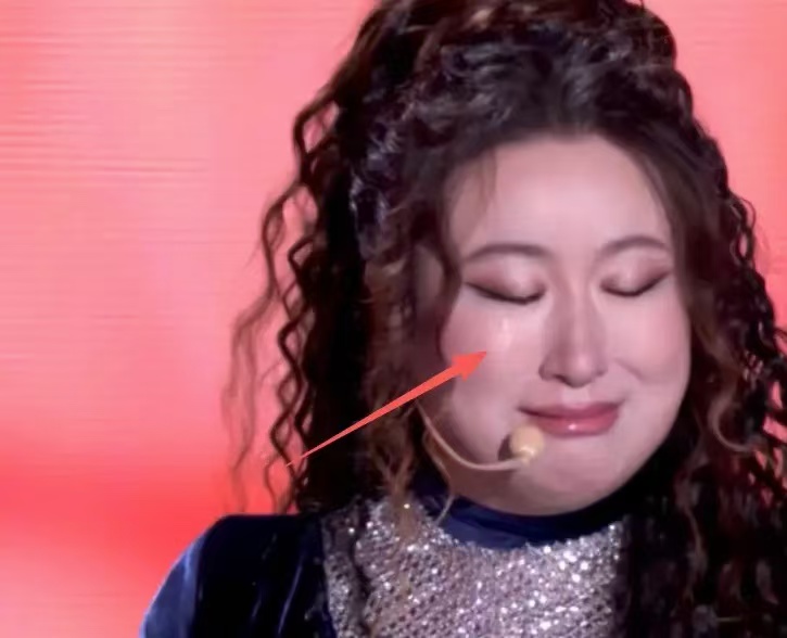 甜炸了!李川跨年舞台求婚锤娜丽莎,两人哭成泪人,当众亲吻!