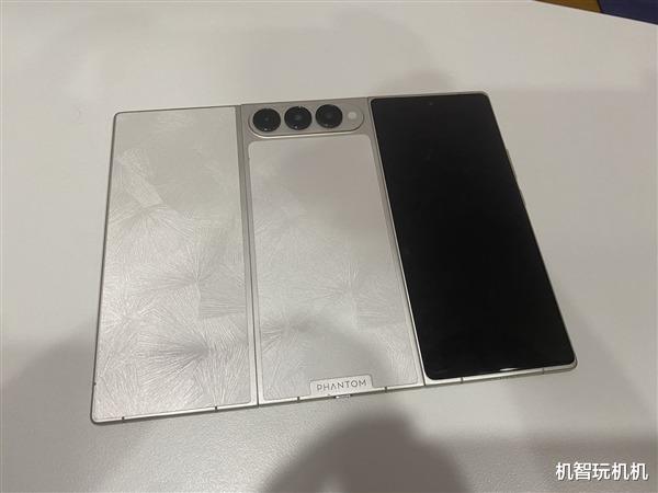 華為側目：第二款國產三折疊屏手機亮相！設計完全逆轉華為