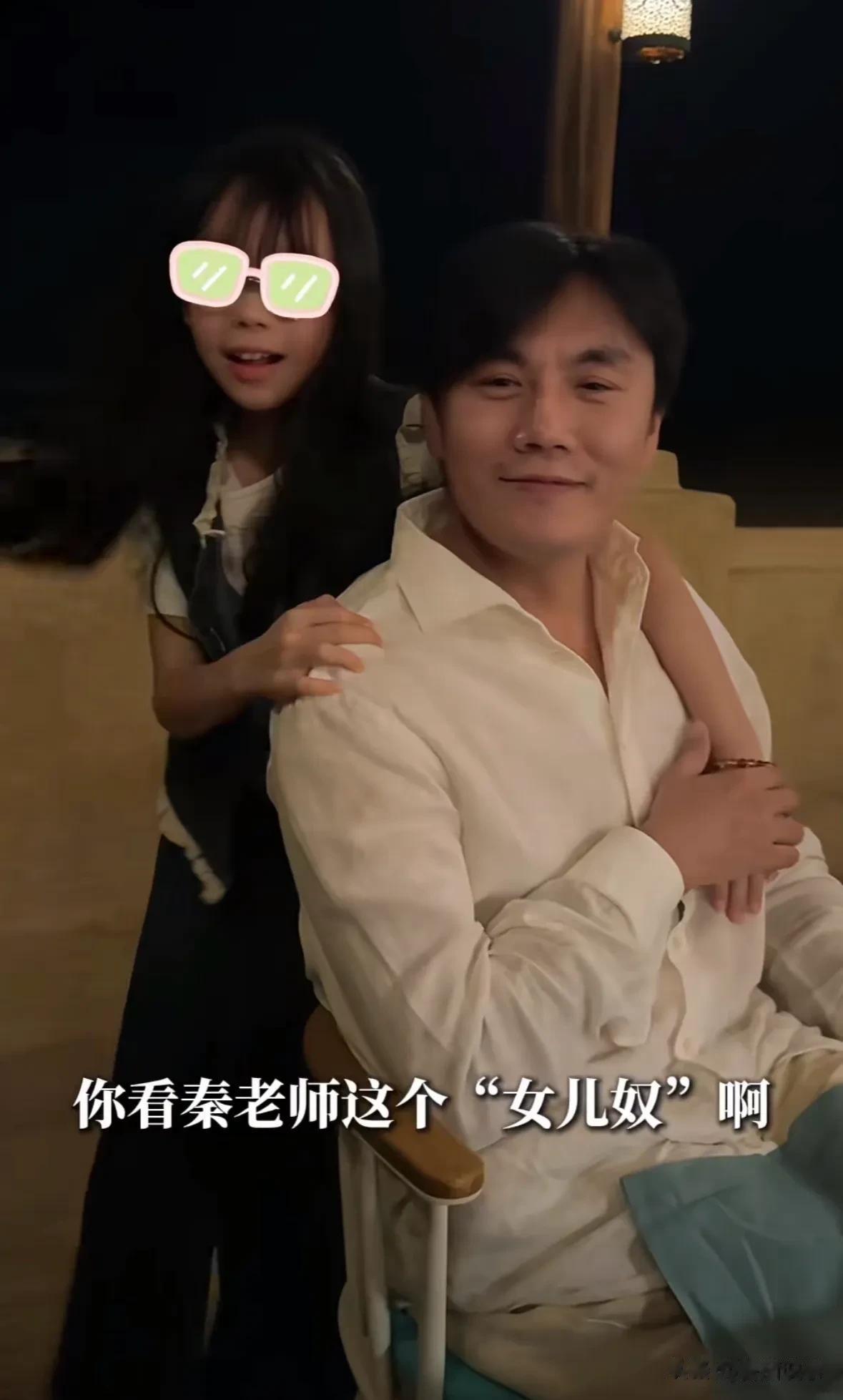 伊能静近六十穿泳装,大方秀曲线却巧妙遮挡,秦昊的喜欢全写脸上