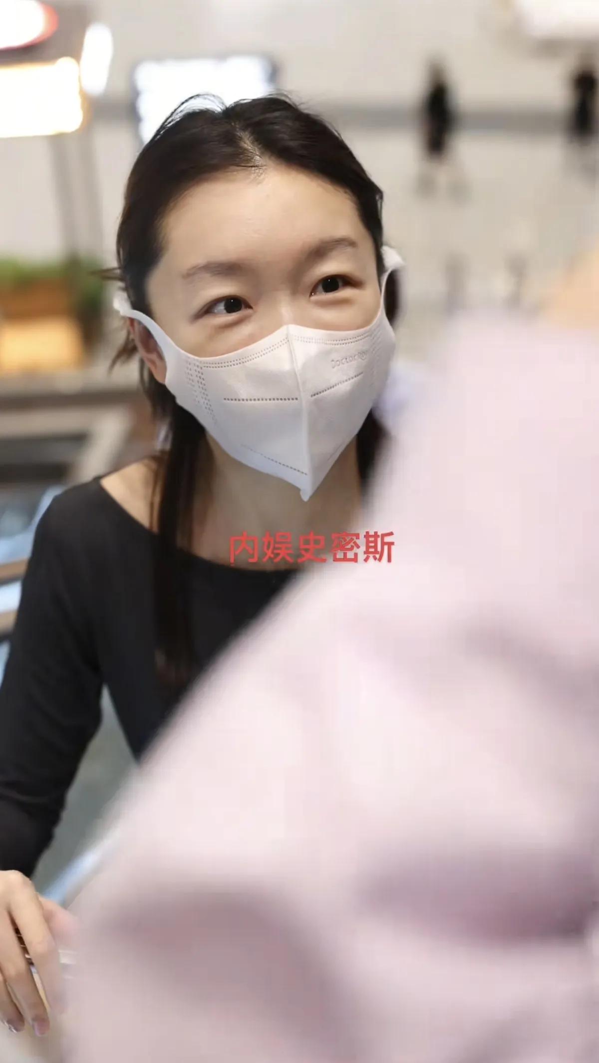 周冬雨机场素颜被偶遇，穿黑色套裙好瘦好小一只，皮肤超好很白！