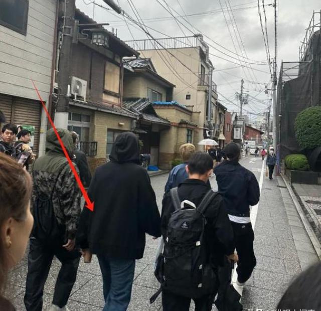 46岁周杰伦状态堪忧,上厕所都要靠别人搀扶,网友:昆凌怎么办?