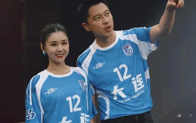 王雷接李小萌下班造型太惊艳，迪奥加发胶，两人都很显年轻