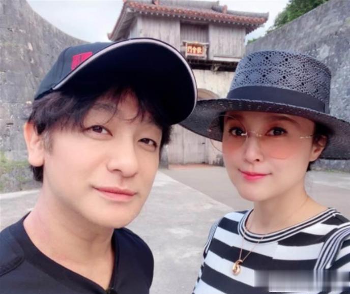 54岁藤原纪香风韵犹存很迷人，有过2段姐弟恋婚姻，无儿女成遗憾