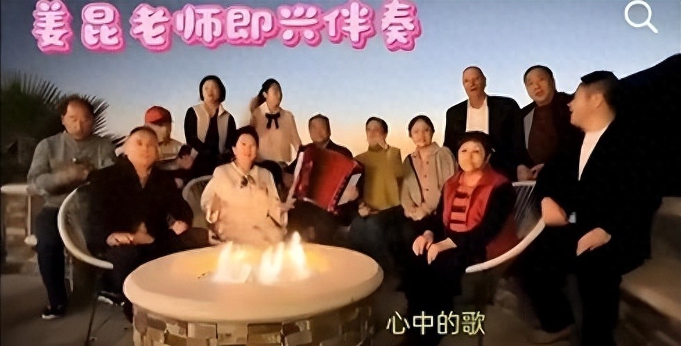 姜昆等老艺术家美国豪宅合唱《我和我的祖国》 引发网络热议