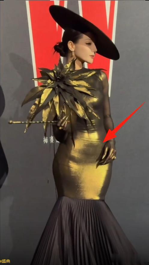 上海这天，热巴油光水滑，张雨绮胸下垂，被刘浩存的胯骨轴子抢镜