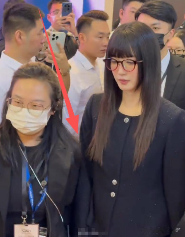 江疏影咋成这样！穿着老气发型像大妈，出席活动被晾一边表情尴尬