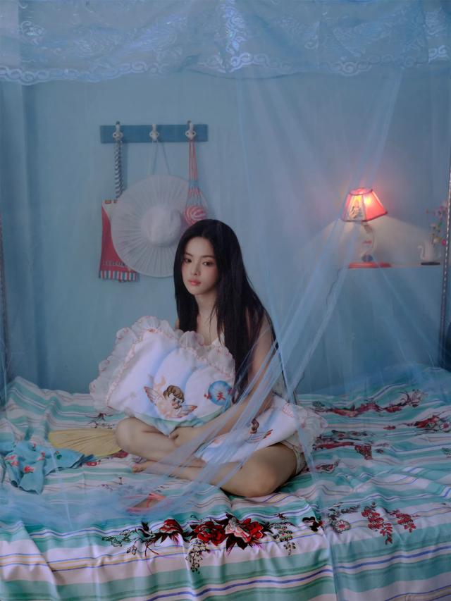 杨超越｜夏日闺房吃瓜，香香软软的