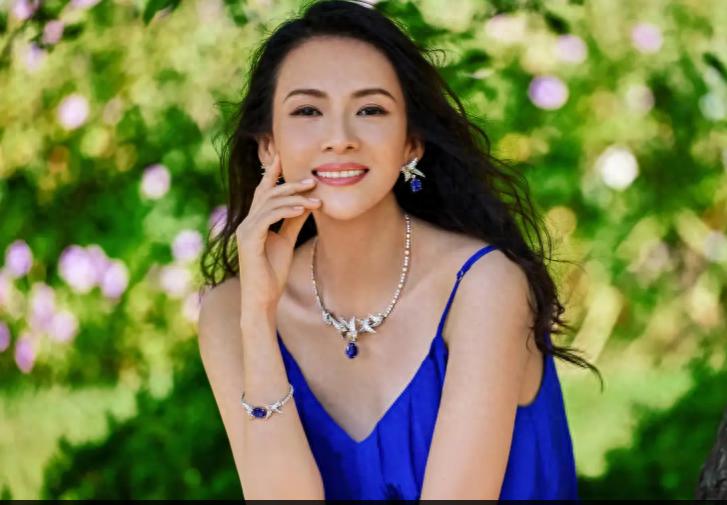 章子怡蓝色吊带裙，美国橡树泉花园现身，女王范十足！