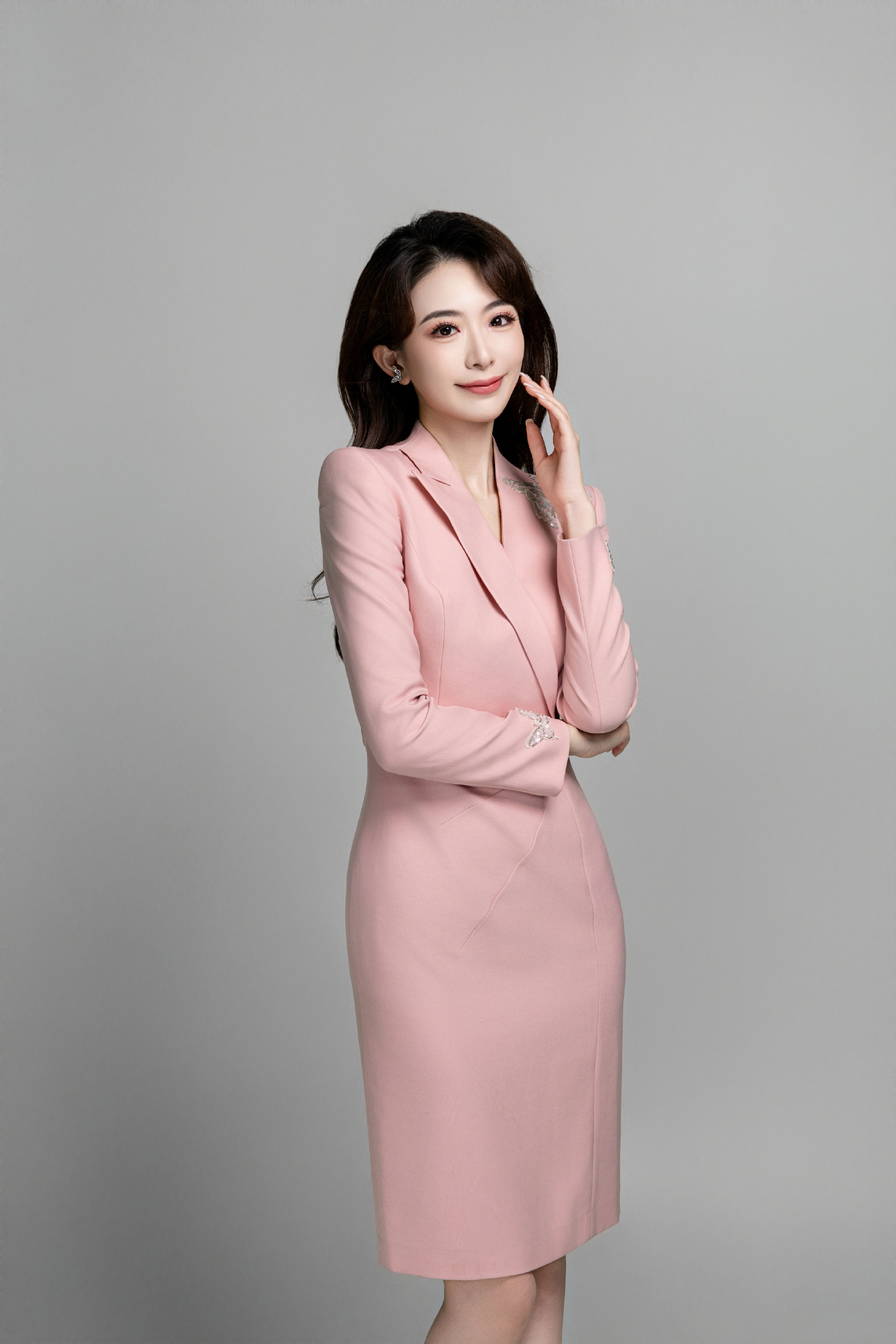 主持人杨帆,职业装