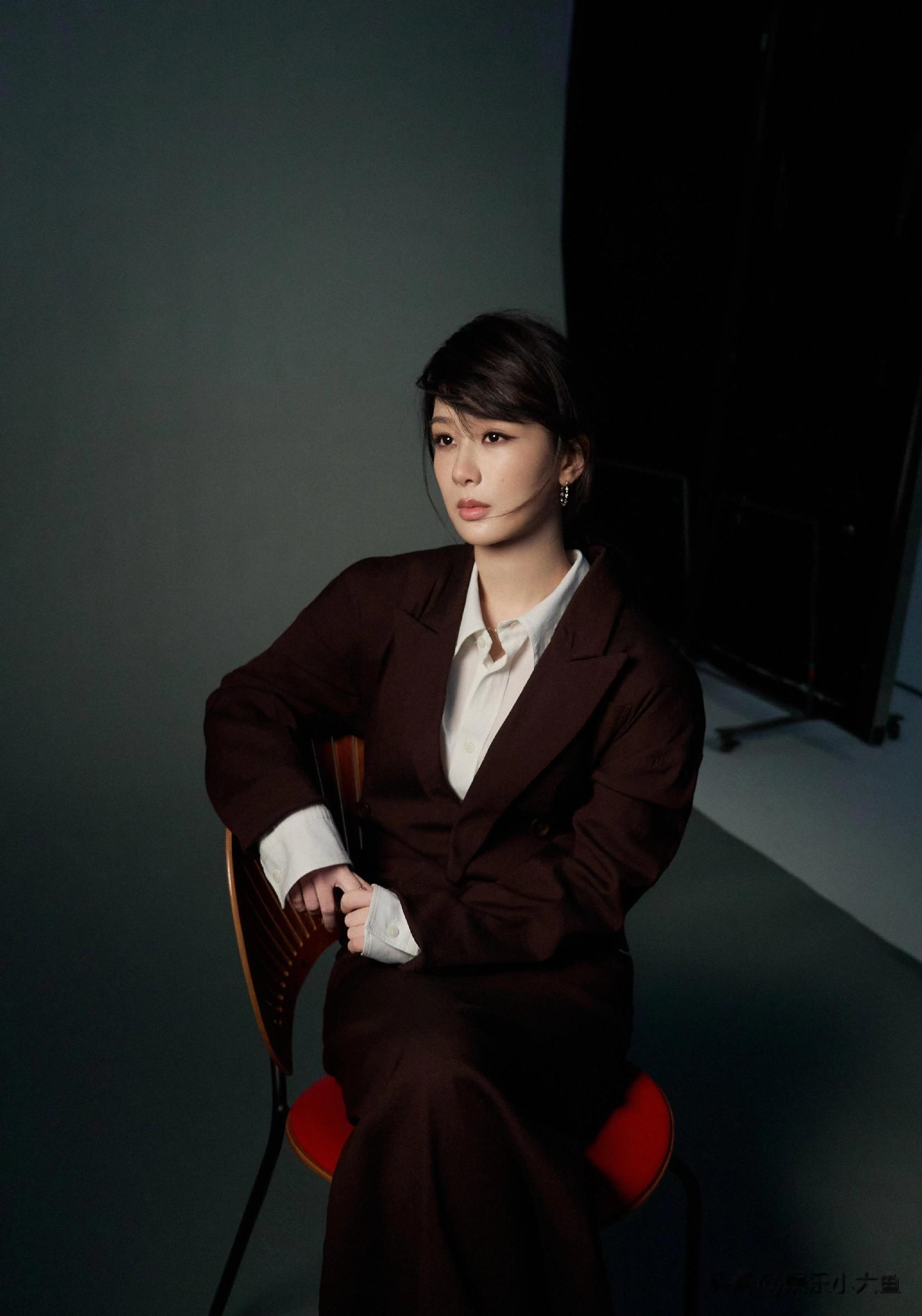 杨紫出镜《W》中文版大片，暖黄大衣叠搭蓝衬衫，表现力直接拉满