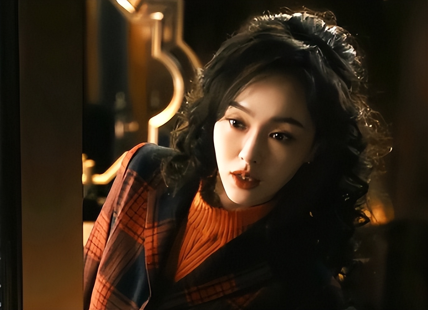 刘诗诗空降深圳商场！脸上褶多但天鹅颈优雅，高马尾上假发片尴尬