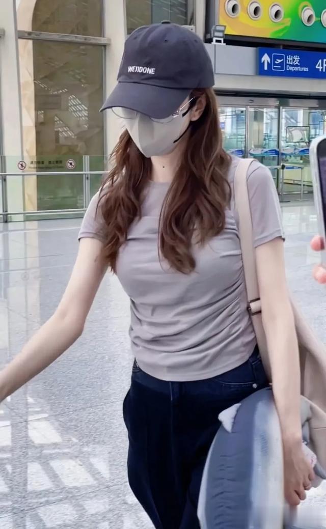 姜妍最新机场照，自带滤镜皮肤白到发光，戴口罩也遮不住她的美貌