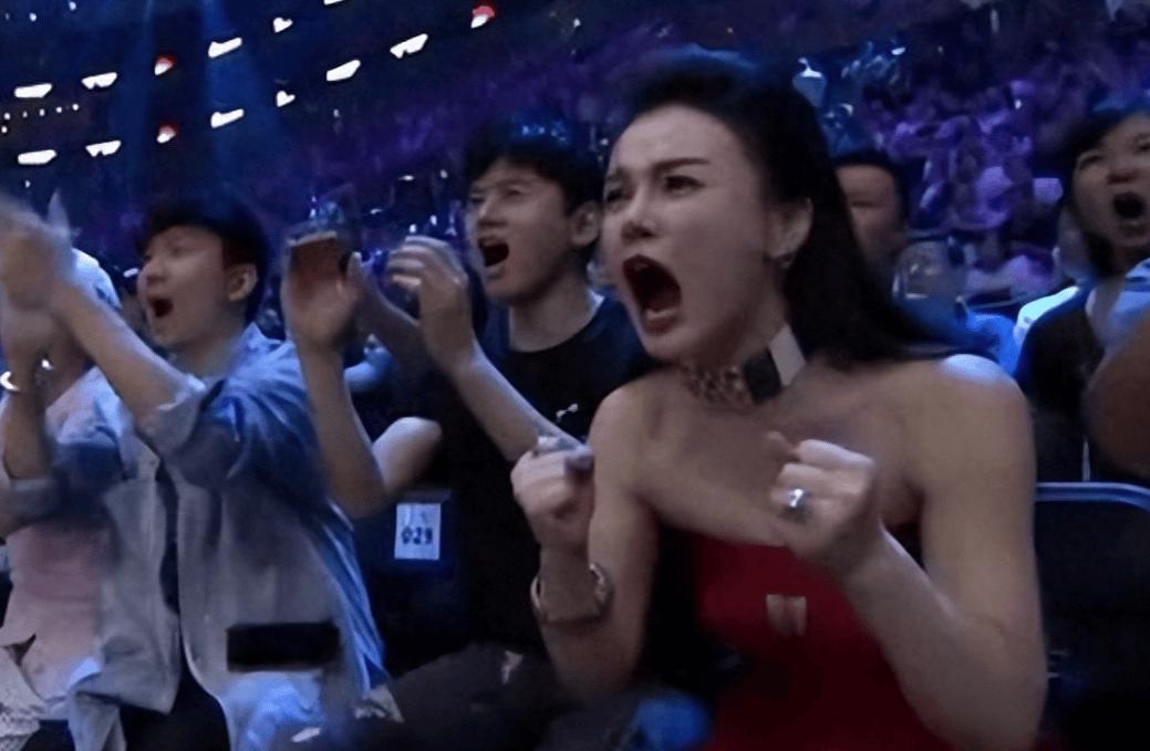 丢人！邹市明夫妇现身婚宴，冉莹颖膀大腰圆夜店风，拳王满脸嫌弃