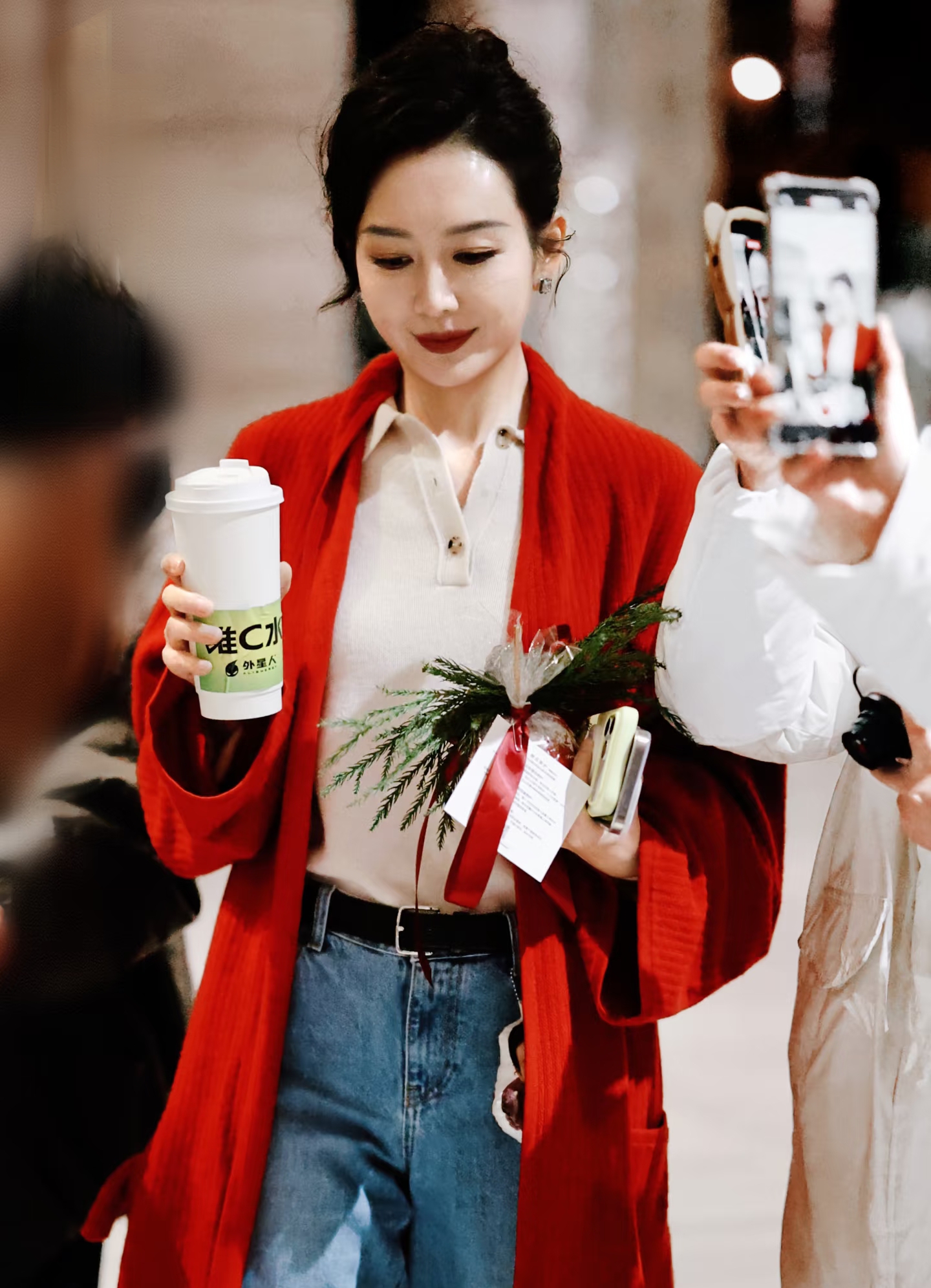 王鸥手持鲜花笑意温柔 红衣配牛仔裤尽显大气明艳之美，颜值超抗打