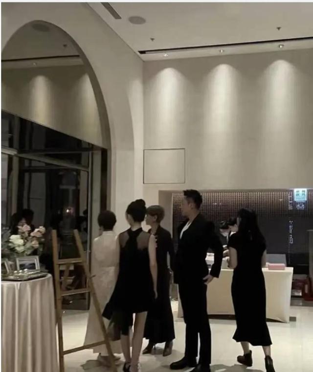 汪小菲夫妻参加表妹婚礼:马筱梅穿黑裙,打扮低调