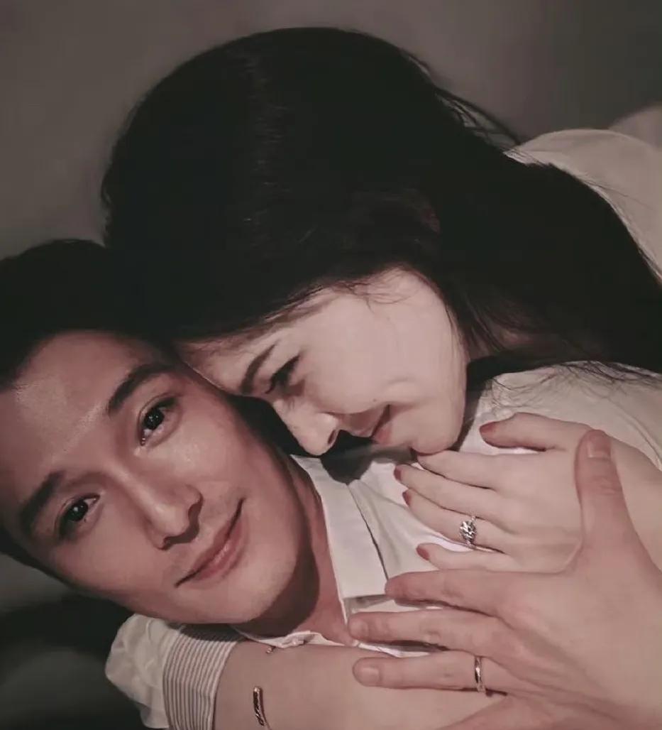 邱泽夫妇街头十指紧扣逛街，结婚3年不生小孩，许玮宁大白腿惹眼