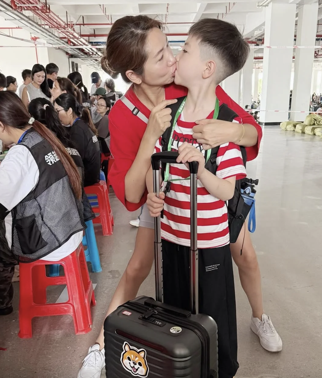 香港女星送儿子到广州军训,儿子戴军帽一脸兴奋,苏永康儿子也在
