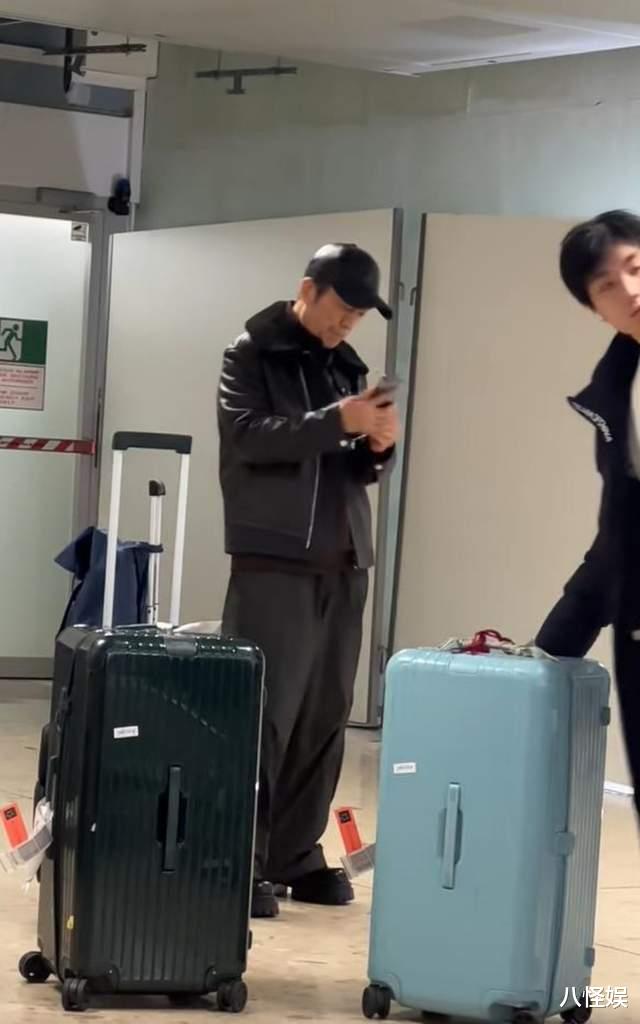 75岁张艺谋飞瑞士和女儿张末过年,穿爱马仕好时髦,挡住脸也就40