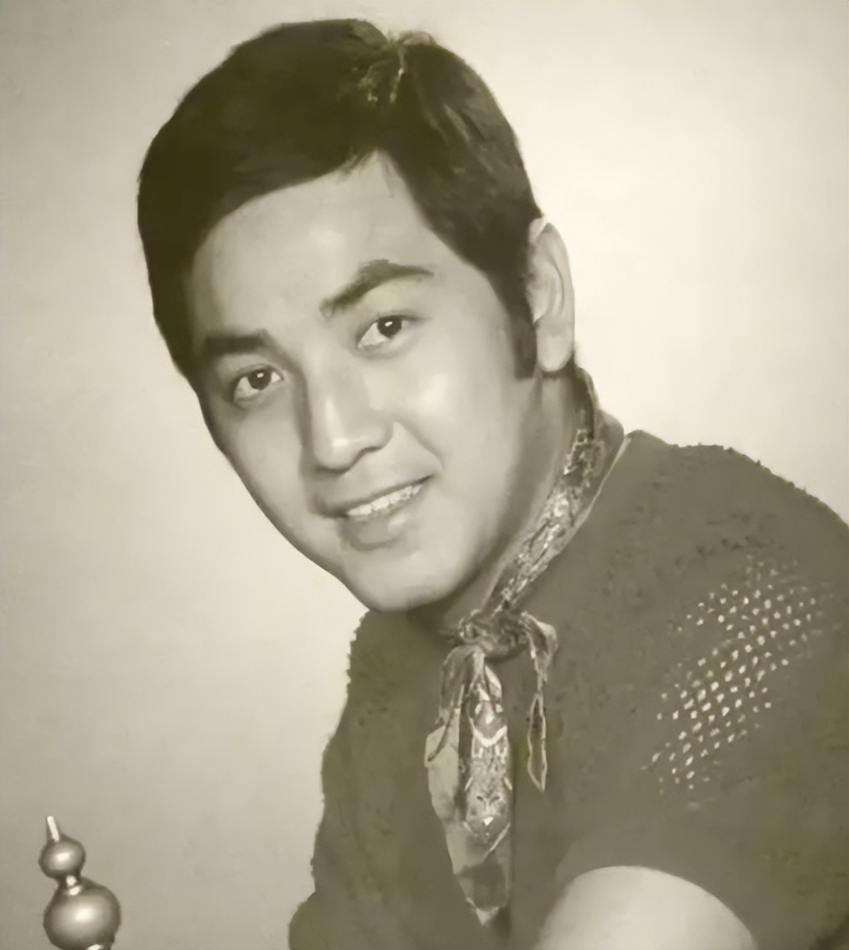 80岁秦沛现状：定居在国外，和日本妻子很恩爱，儿女都是知名歌手