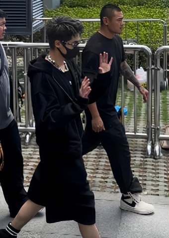 十年神秘女友风波刚3个多月，26岁王鹤棣近况曝光，一点也不意外