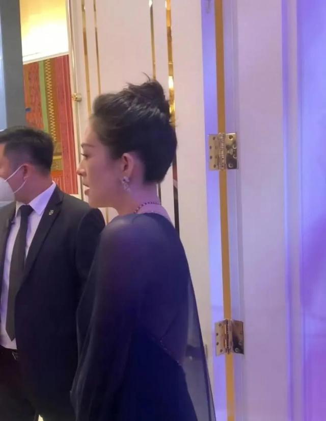 46岁章子怡出席活动，穿深V黑色透视长裙太大胆，这也太惊艳了！