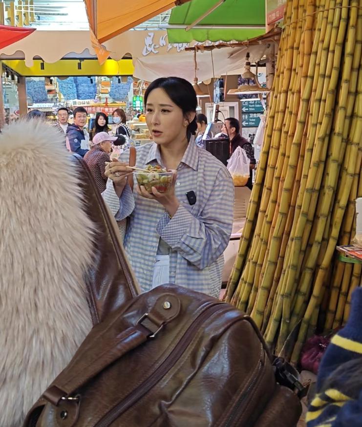 胡静现身娘家农贸市场!打扮朴素似村妇买年货,端着米糕边吃边聊