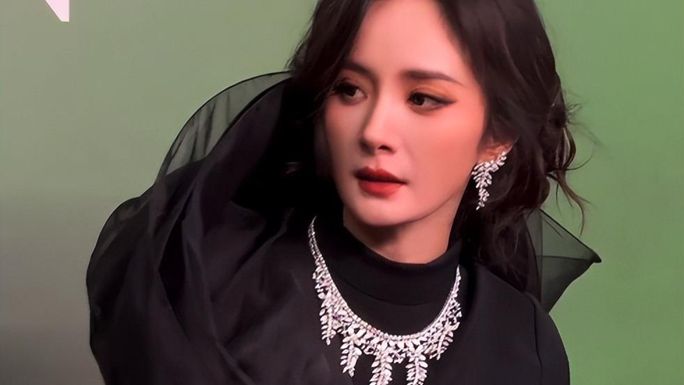 VOGUE盛典：娜扎美艳不可方物，卢昱晓丑出新花样，刘亦菲压轴撑场
