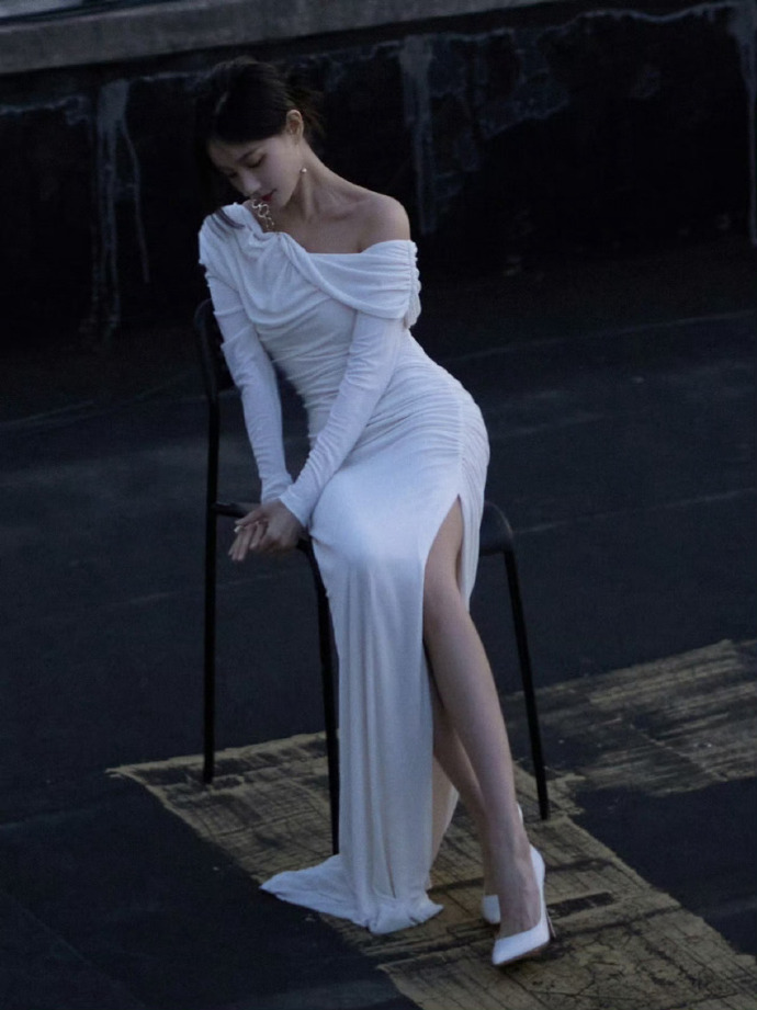 李一桐生图状态绝了，紧身裙勾勒好身材，素颜嫩到发光。