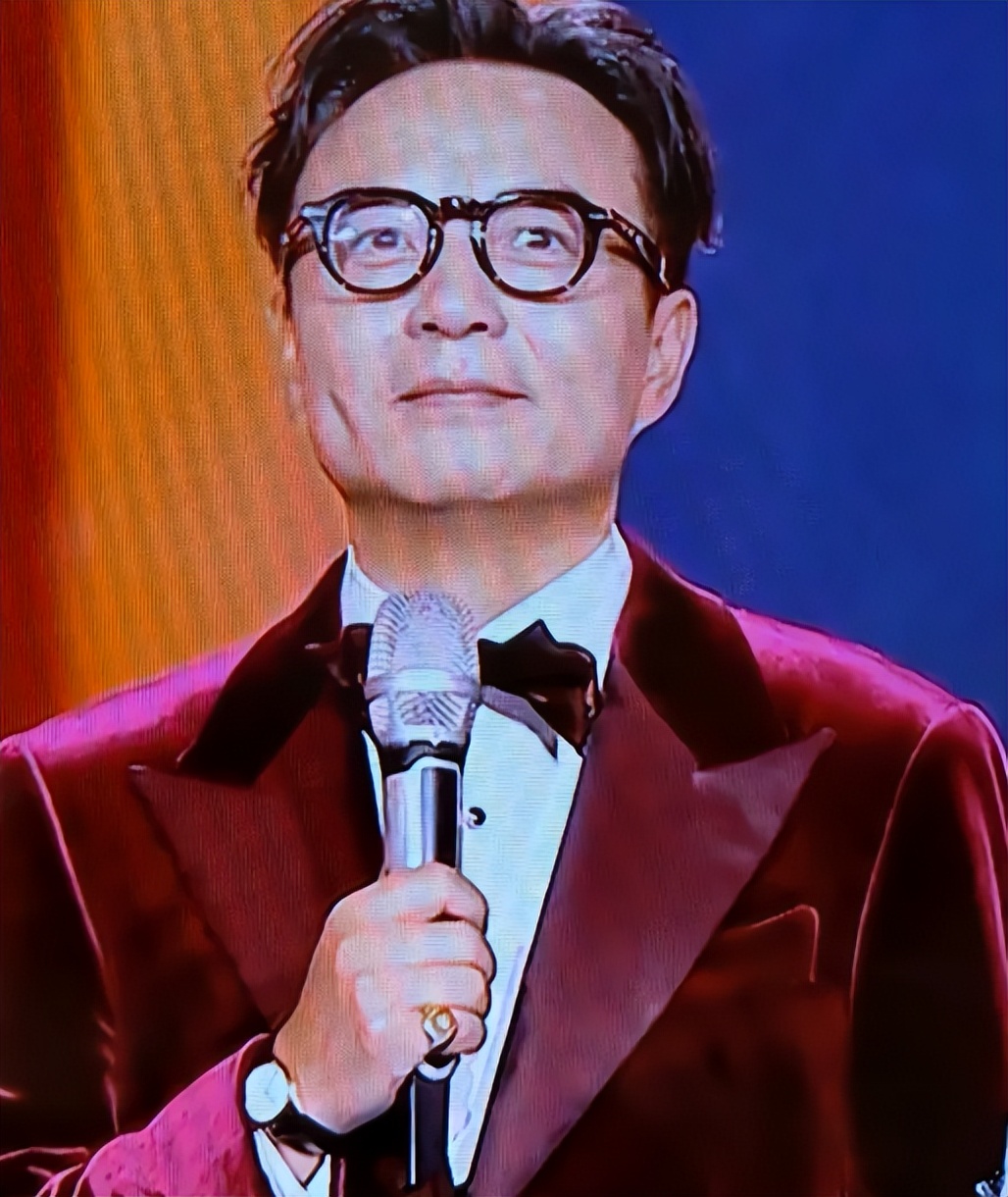 跨年晚会成照妖镜!四位男星撞脸美妆蛋、两人因实力差被吐槽!