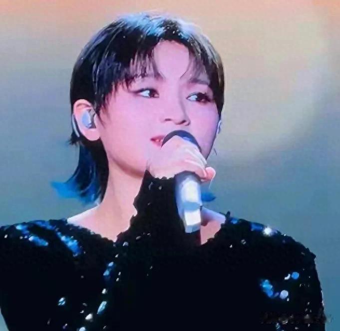 40岁周笔畅露背装亮相,从上到下一样宽,这身材真是一言难尽