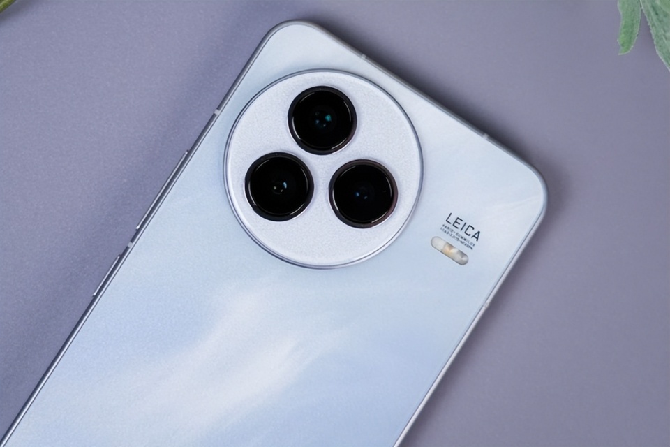 小米終于妥協，6000mAh+驍龍8sGen4+5倍光變，國補后跌至新低價