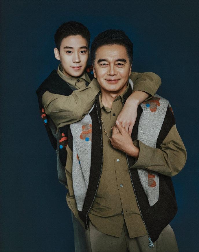 61岁许亚军近况曝光，未参加何晴葬礼，曝许何与后妈张澍真实关系