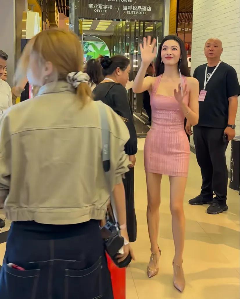 钟楚曦出席线下活动，穿百元短裙秀大长腿，身材超好从头美到脚