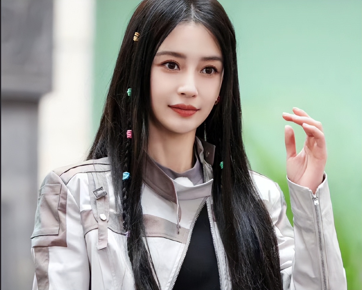 落毛凤凰不如鸡！吃完黄晓明“红利”的杨颖，又回到了她的\怪圈\