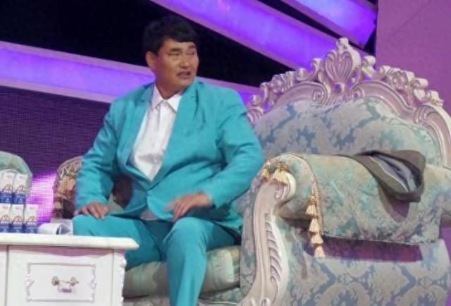 大衣哥女儿变身饭店老板娘,26岁被多次提亲,男方家底显赫很低调