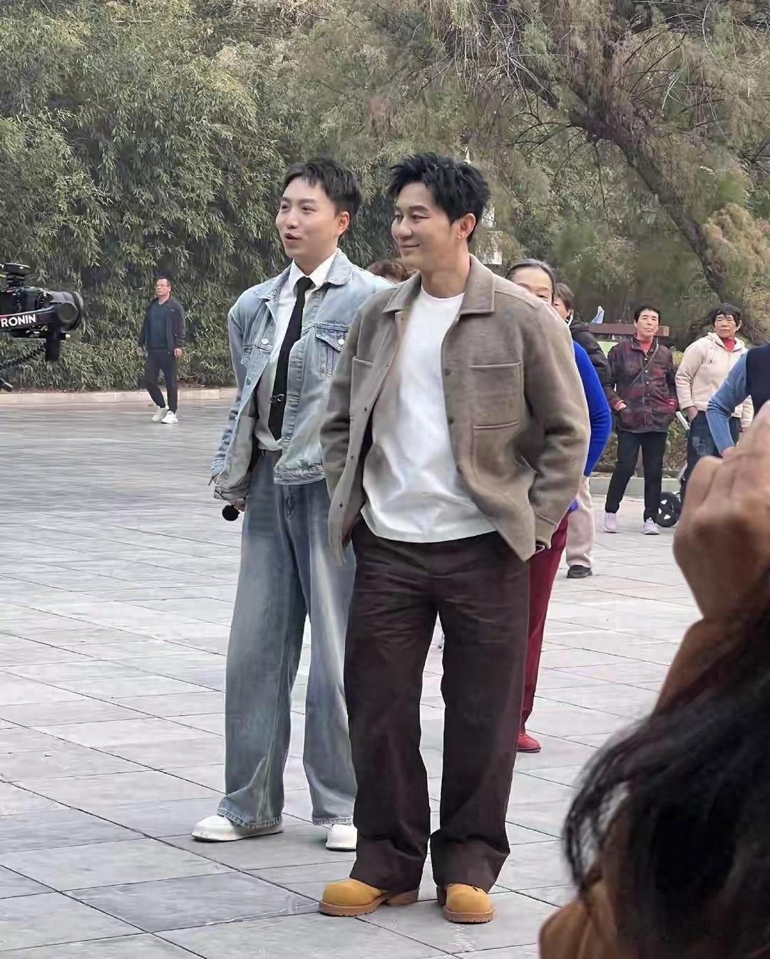46岁李晨太接地气，公园遛弯被大妈围观，无架子互动画面笑翻网友